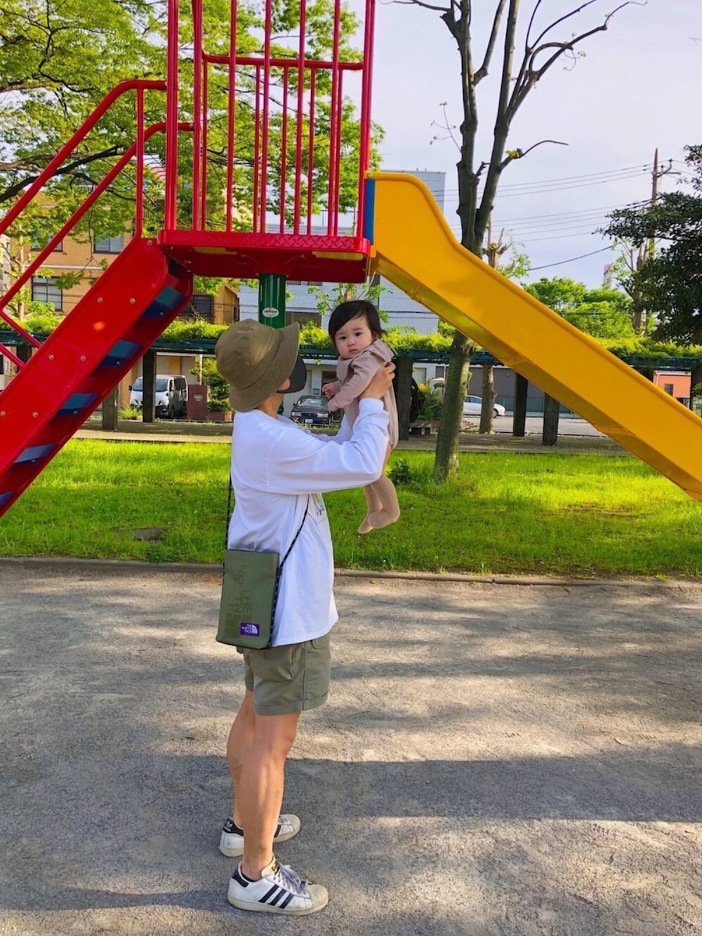 ホワイト系のスニーカー、グリーン系のショルダーバッグ、グリーン系のその他パンツを着用したメンズの春コーディネートの1枚目の写真