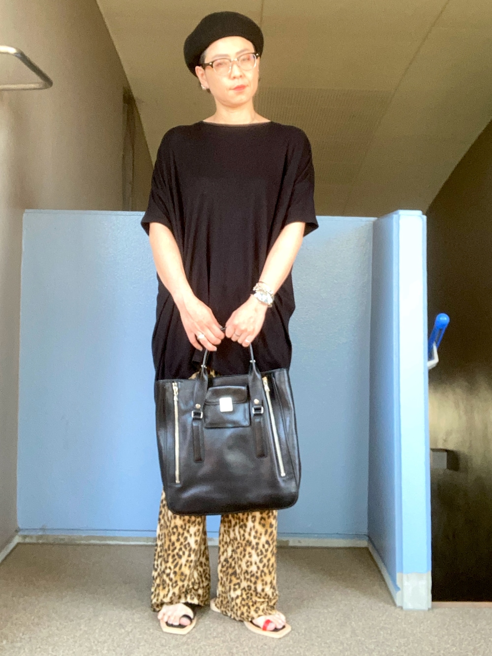 ブラック系のトートバッグ、その他のその他パンツ、その他のサンダルを着用したレディースの秋コーディネートの1枚目の写真
