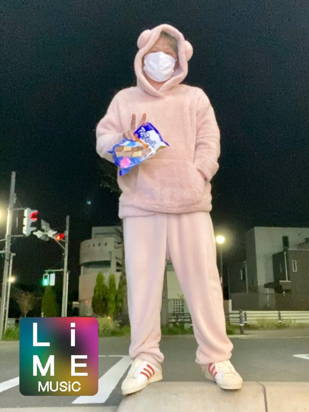 「モード、シンプルコーデ、ルームウェア、春夏コーデ、ラフ、はじめましてコーデ、ワンマイルウェア、ワンマイルコーデ、白スニーカー、adidas、adidas originals、GU、アディダス、アディダスオリジナルス、プチプラ」｜「GUのアイテム（ルームウェア、ピンク系）」を使った、LiME(松尾 頼武)作曲家さん（メンズ・164cm）の春コーディネートの1枚目の写真