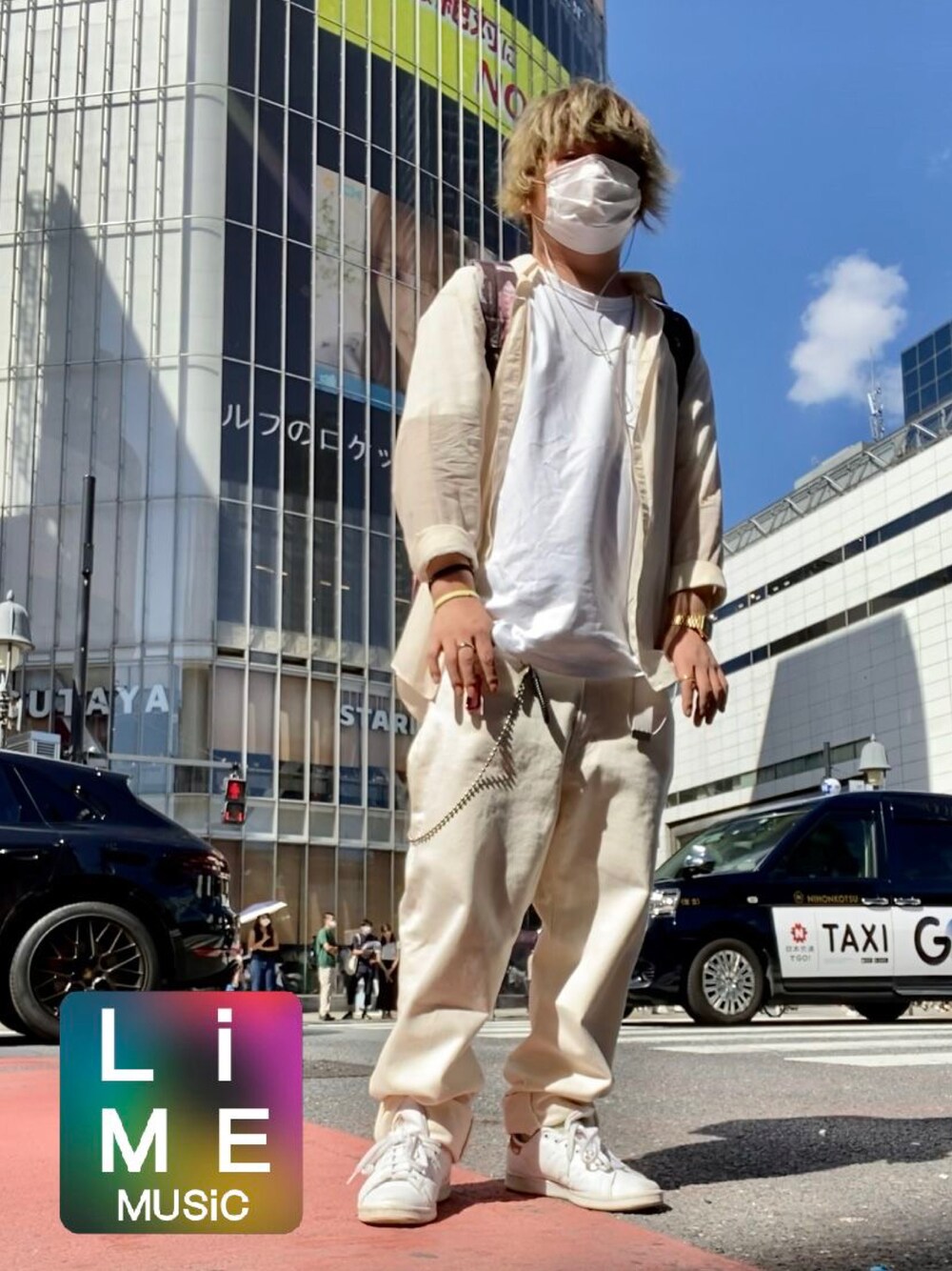 ホワイト系のTシャツ/カットソー、ホワイト系のシャツ/ブラウス、ホワイト系のチノパンツを着用したメンズの夏コーディネートの1枚目の写真