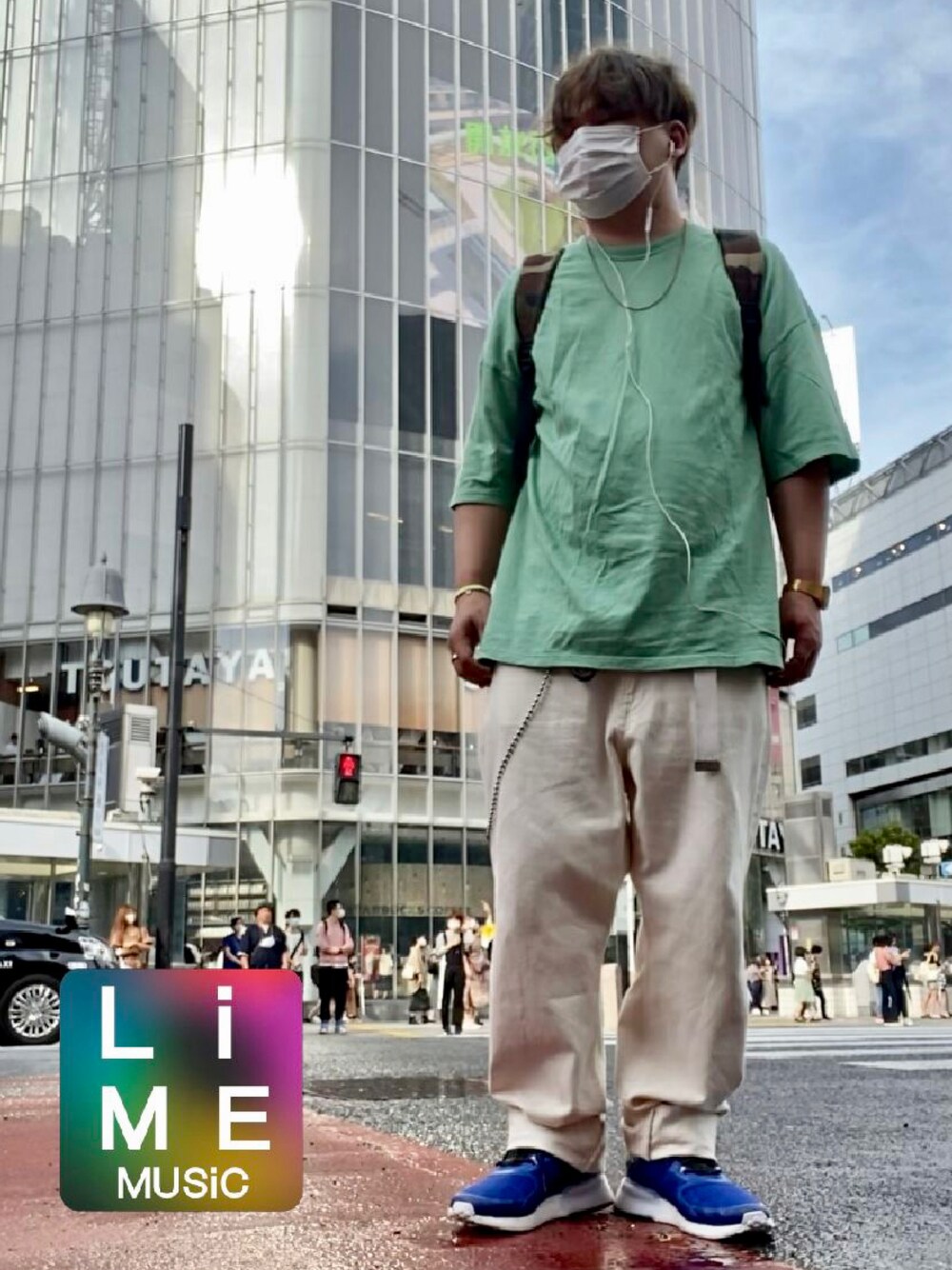 「淡色コーデ、シンプルコーデ、ストリートコーデ、リラックススタイル、ワイドパンツ、シンプルスタイル、おしゃれさんと繋がりたい、プチプラ、adidas、adidas originals、GU、ミスタージェントルマン、MR.GENTLEMAN、グリーン」｜「MR.GENTLEMANのCORD BIG TEE（Tシャツ/カットソー、グリーン系）」を使った、LiME(松尾 頼武)作曲家さん（メンズ・164cm）の秋コーディネートの1枚目の写真