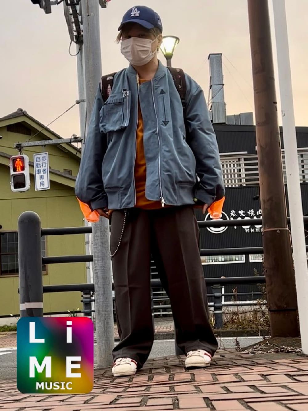 「ジャケット、休日コーデ、春服デビュー宣言、レイヤードスタイル、シンプルコーデ、淡色コーデ、春アウター、adidas、adidas originals、低身長、スニーカー、エンドリケリー、ENDRECHERI、春、リラックススタイル」｜「.ENDRECHERI.のBACKPACK JACKET（ブルゾン、ブルー系）」を使った、LiME(松尾 頼武)作曲家さん（メンズ・164cm）の春コーディネートの1枚目の写真