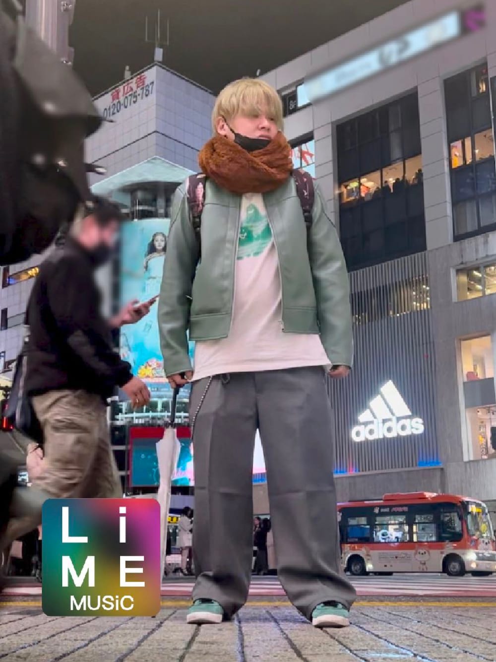 「いまどきジャケット写真、シンプルコーデ、休日スタイル、スニーカーコーデ、オトナカジュアル、メンズコーデ、大人コーデ、adidas、adidas originals、GU、プチプラ、低身長、ストリート、春服みてみて」｜「GU x beautiful peopleのアイテム（ライダースジャケット、グリーン系）」を使った、LiME(松尾 頼武)作曲家さん（メンズ・164cm）の春コーディネートの1枚目の写真