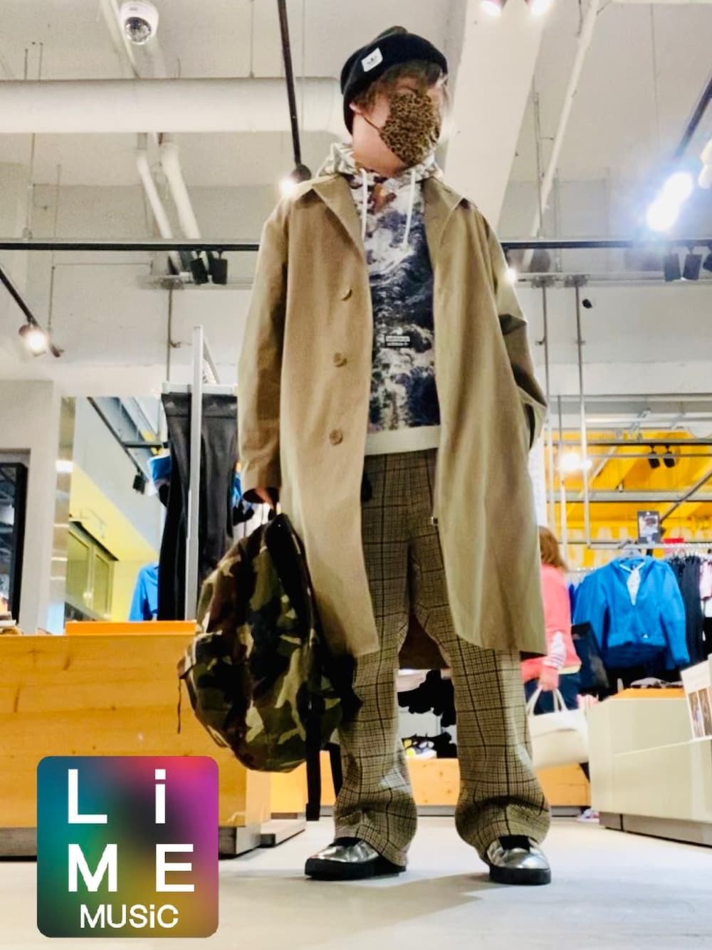 「レイヤードスタイル、GU、おしゃれさんと繋がりたい、ストリートコーデ、UNIQLO U、adidas、adidas originals、アディダス、アディダスオリジナルス、淡色コーデ」｜「GUのアイテム（スラックス、ベージュ系）」を使った、LiME(松尾 頼武)作曲家さん（メンズ・164cm）の冬コーディネートの1枚目の写真