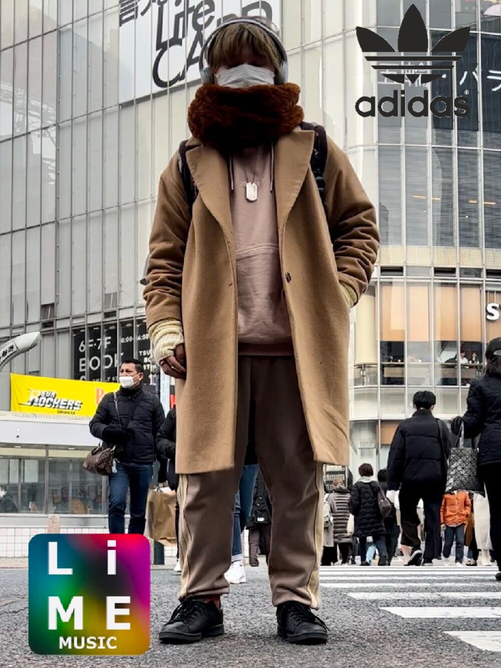 ベージュ系のチェスターコート、ピンク系のパーカー、ベージュ系のスウェットパンツを着用したメンズの冬コーディネートの1枚目の写真