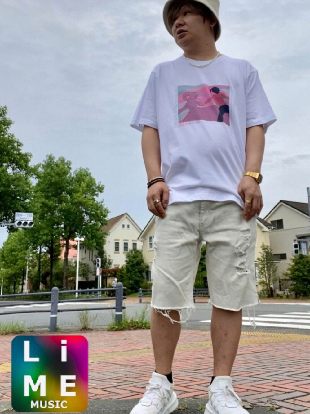 ホワイト系のTシャツ/カットソー、ホワイト系のデニムパンツ、ホワイト系のスニーカーを着用したメンズの夏コーディネートの1枚目の写真