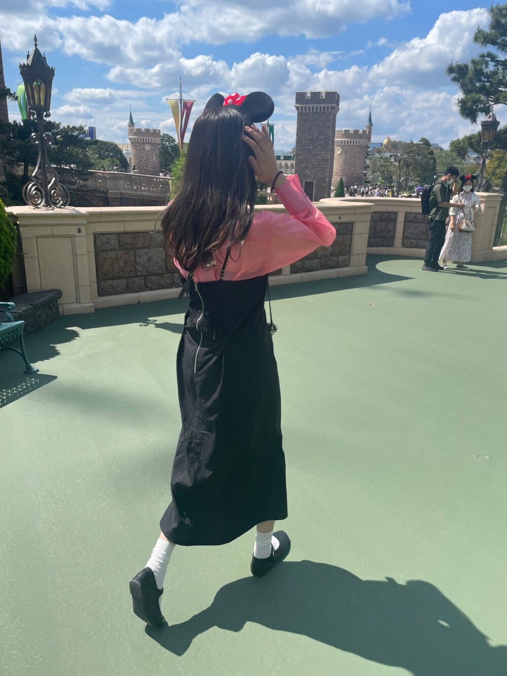 「ディズニー、ディズニーコーデ、シースルー」｜「Diosfrontのキャミソールワンピース（ワンピース、ブラック系）」を使った、amochanさん（レディース・167cm）の春コーディネートの1枚目の写真