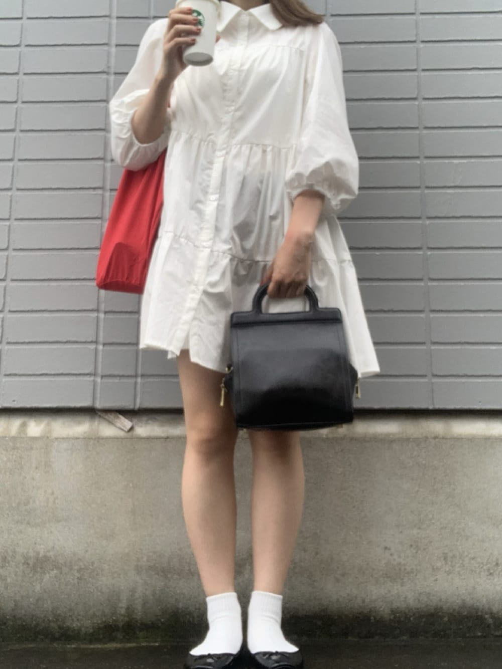 ホワイト系のシャツワンピース、ブラック系のショルダーバッグ、グリーン系のバレエシューズを着用したレディースの夏コーディネートの1枚目の写真