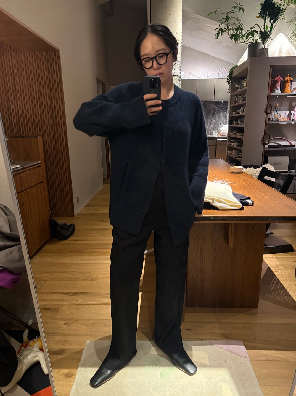 ブルー系のカーディガン/ボレロを着用したレディースの秋コーディネートの1枚目の写真