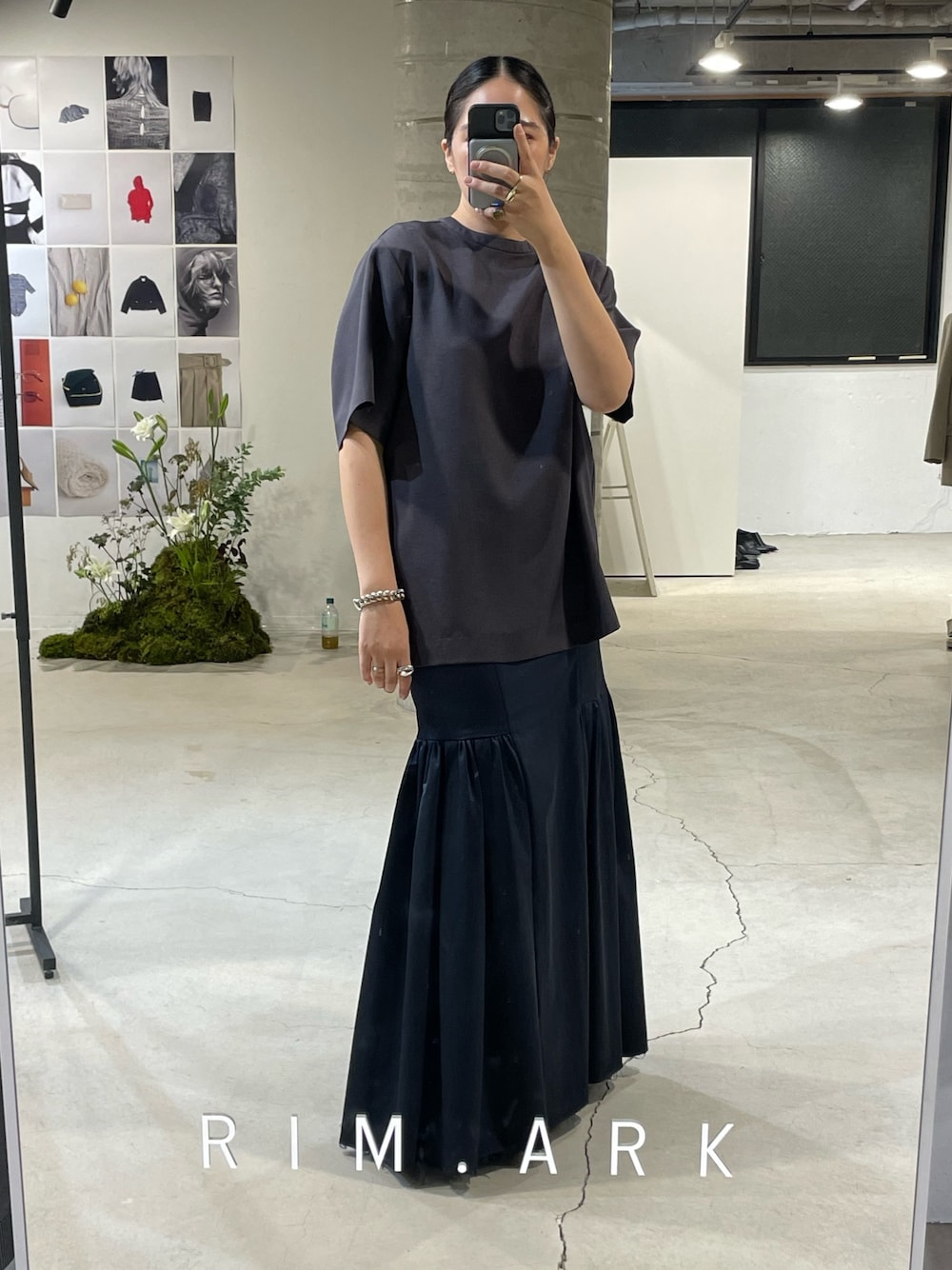 「シャツスタイル、お出かけコーデ、モノトーン、スカート、スカートスタイル、スカートコーデ、スカート 、ロングスカート、シンプル、シンプルコーデ、シンプル・ベーシック、シンプルスタイル、モノトーンコーデ、モノトーンスタイル、キレイめ」｜「RIM.ARKのDecorative SK デコラティブスカート（スカート、ブルー系）」を使った、sakurako_kusanoさん（レディース・167cm）の春コーディネートの1枚目の写真