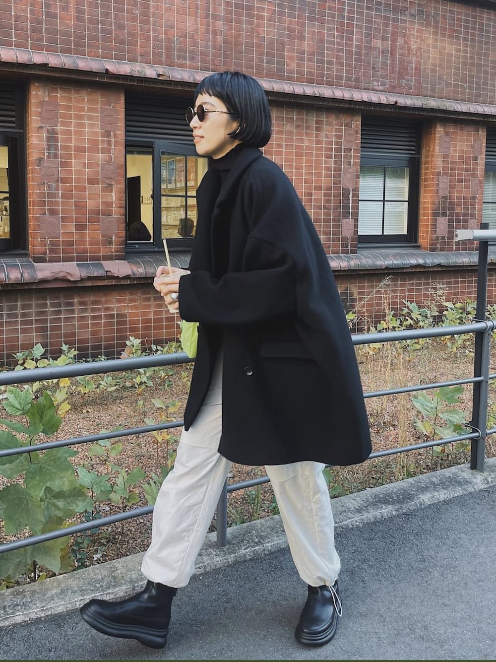「シンプルコーデ、パンツスタイル、大人コーデ、コート、コートスタイル、アウター、冬コーデ、黒コート、モノトーン、モノトーンコーデ」｜「RIM.ARKのWide double-breasted CT（チェスターコート、ブラック系）」を使った、sakurako_kusanoさん（レディース・166cm）の秋コーディネートの1枚目の写真