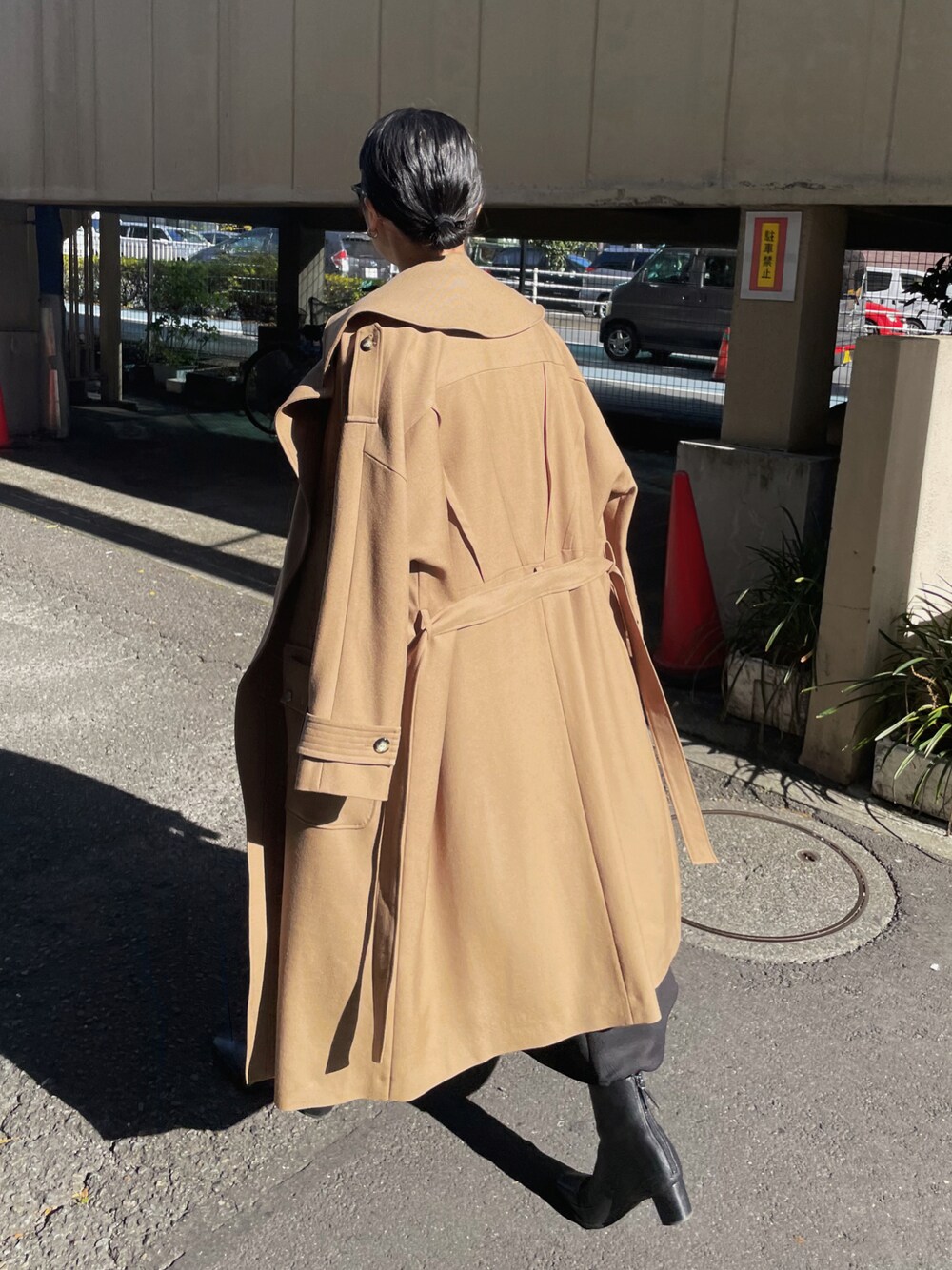 「今日のコーデ、オーバーサイズ、トレンチ、お出かけコーデ、トレンチコート、春コーデ、スプリングコート、ベージュ、ベージュ×ブラック」｜「RIM.ARKのLowheel middle boots（ブーツ、ブラウン系）」を使った、sakurako_kusanoさん（レディース・166cm）の冬コーディネートの1枚目の写真