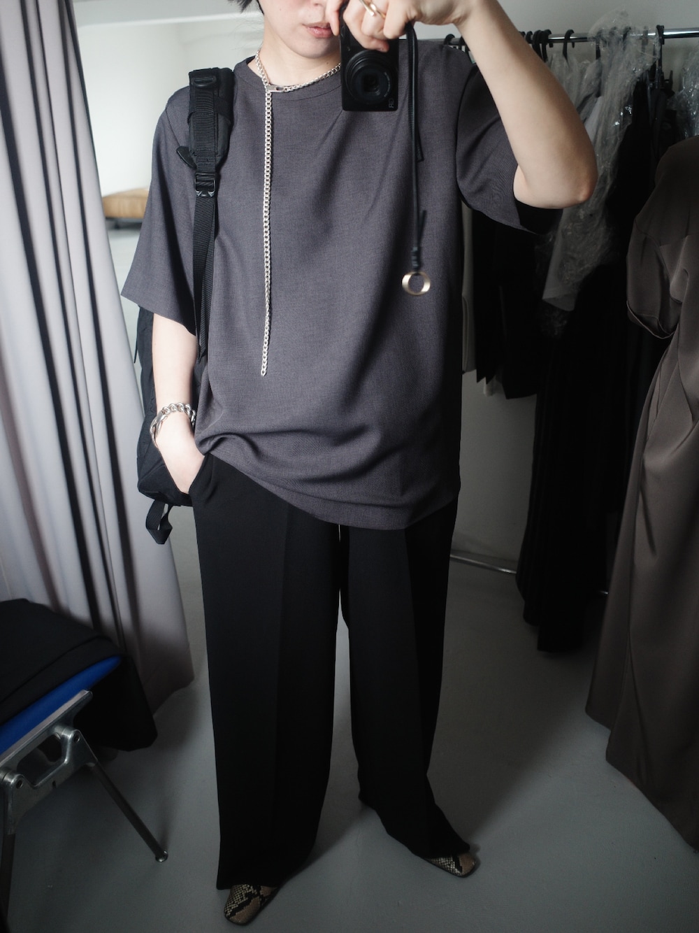 「ブラウス、ブラウスコーデ、ブラウス×パンツ、グレー、モノトーン、モノトーンコーデ、グレーコーデ、Tシャツ、Ｔシャツブラウス、Tシャツコーデ、Ｔシャツ、Tシャツスタイル、シンプルスタイル、シンプルコーデ、シンプル」｜「RIM.ARKの【RESTOCK PRE ORDER】Oversize woven T/SH オーバーサイズウーブンティーシャツ（Tシャツ/カットソー、グレー系）」を使った、sakurako_kusanoさん（レディース・167cm）の春コーディネートの1枚目の写真