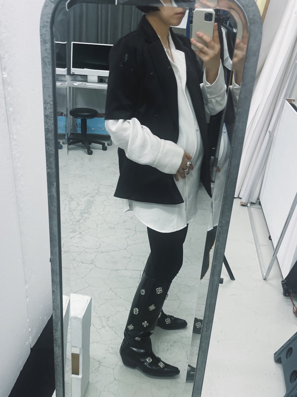 「いまどきジャケット写真、春夏コーデ、休日スタイル、春服コーデ、モノトーンコーデ、モノトーン、ジャケット、ブーツ、モード、シャツスタイル、シャツレイヤード、ジャケットスタイル」｜「RIM.ARKのW-breasted H/S JK（テーラードジャケット、ブラック系）」を使った、sakurako_kusanoさん（レディース・166cm）の春コーディネートの1枚目の写真