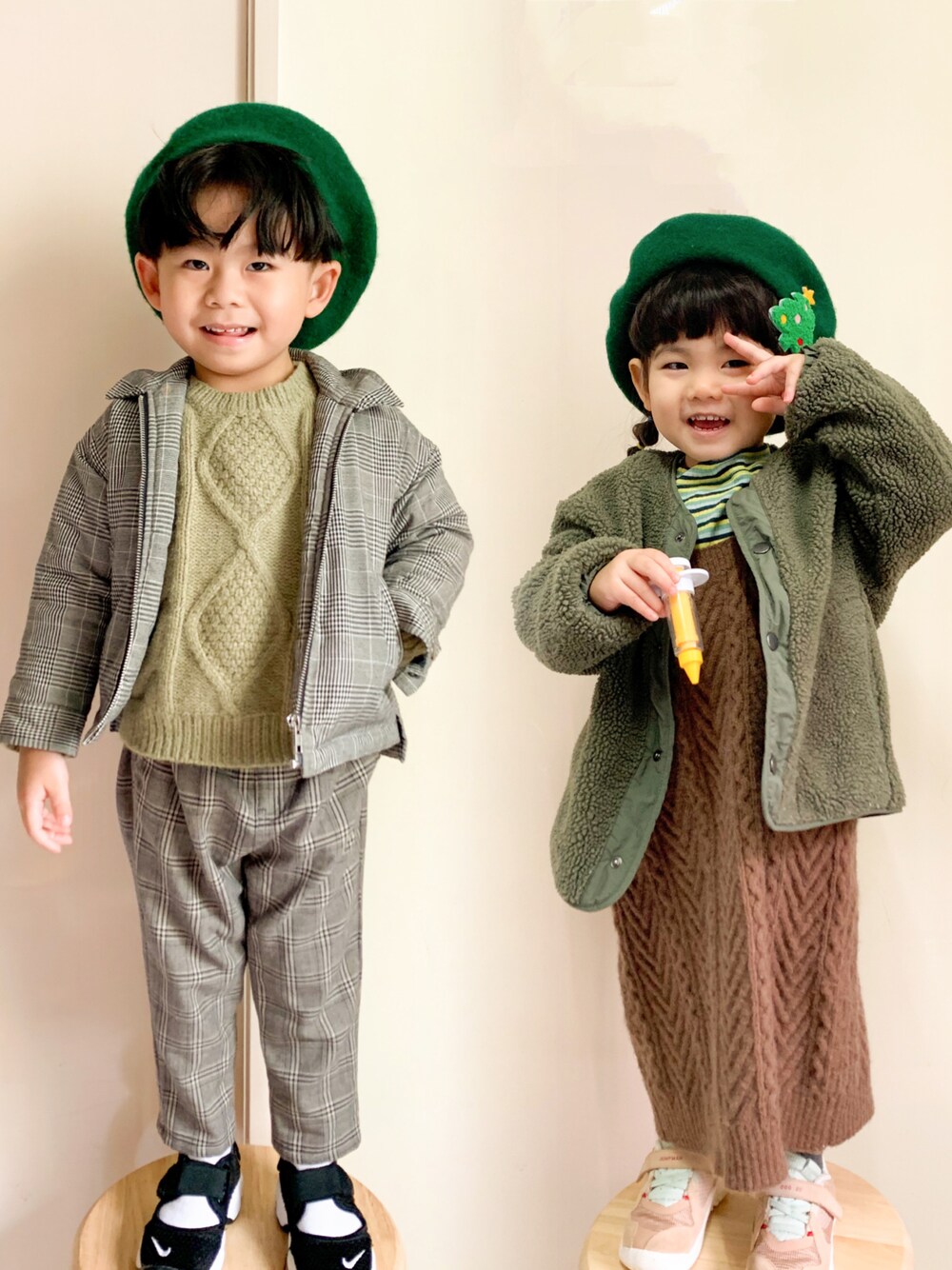 「ootd、kidsfashion、kids、街頭穿搭、復古、nike、green」｜「GLOBAL WORKのアイテム（スラックス、グレー系）」を使った、Blake/Leiaさん（キッズ・100cm）の春コーディネートの1枚目の写真