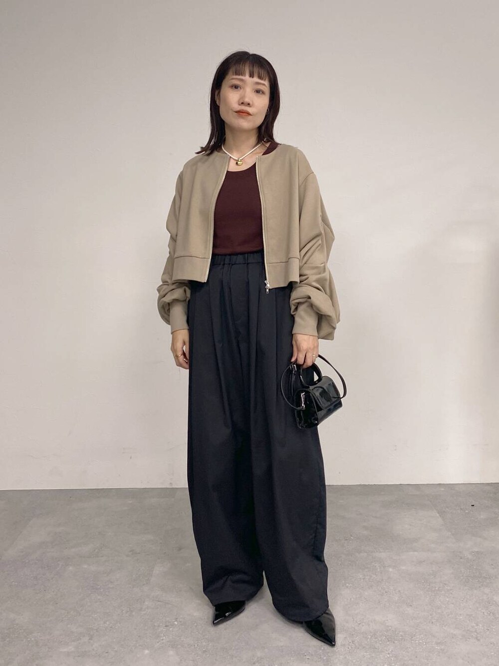 「ママコーデ、夏コーデ、骨格ウェーブ、バッグ、スウェット、タンクトップ、ニット、ワイドパンツ、パンプス、apart by lowrys、e/rm、ショルダーバッグ、秋コーデ」｜「A part byのバックスリングシューズ（パンプス、ブラック系）」を使った、kahoさん（レディース・156cm）の秋コーディネートの1枚目の写真