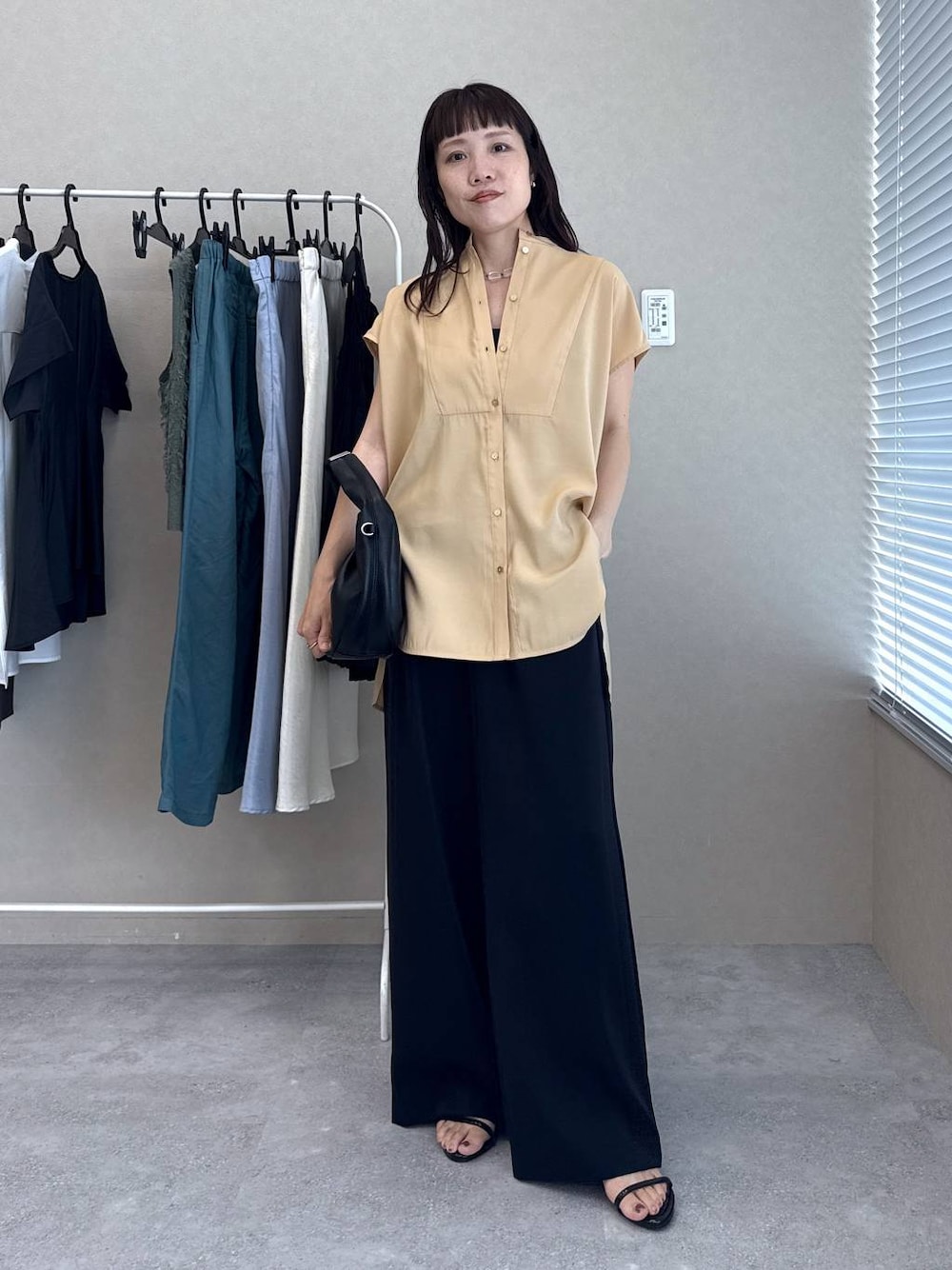 「きれいめ、体型カバー、高見え、夏コーデ、お仕事コーデ_apart by lowrys、骨格ウェーブ、ベーシック/シンプル、サンダル、パンツ、きれいめカジュアル、シャツ、雨の日コーデ」｜「A part byのワンショルカナグツキバッグ（ハンドバッグ、ブラック系）」を使った、kahoさん（レディース・156cm）の夏コーディネートの1枚目の写真