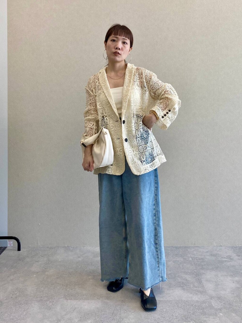 「きれいめ、体型カバー、高見え、春コーデ、骨格ウェーブ、ベーシック/シンプル、ショルダーバッグ、きれいめカジュアル、apart by lowrys、ジャケット、ジャケットスタイル、パンプス、デニムパンツ」｜「A part byのルーズデニム（デニムパンツ、ブルー系）」を使った、kahoさん（レディース・156cm）の春コーディネートの1枚目の写真