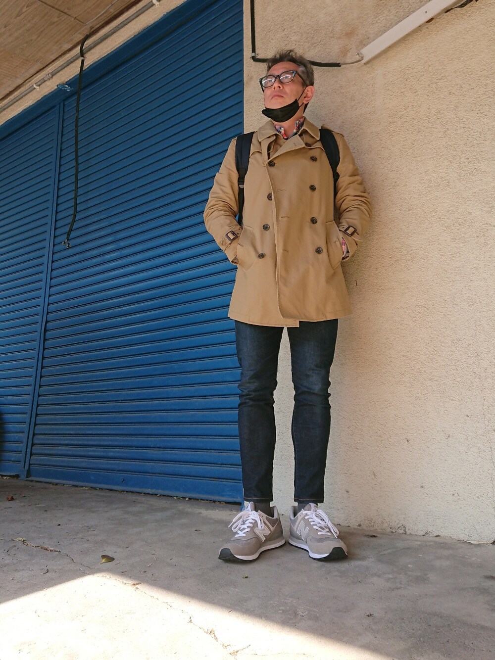 グレー系のスニーカー、ブルー系のデニムパンツ、グレー系のスウェットを着用したメンズの冬コーディネートの2枚目の写真