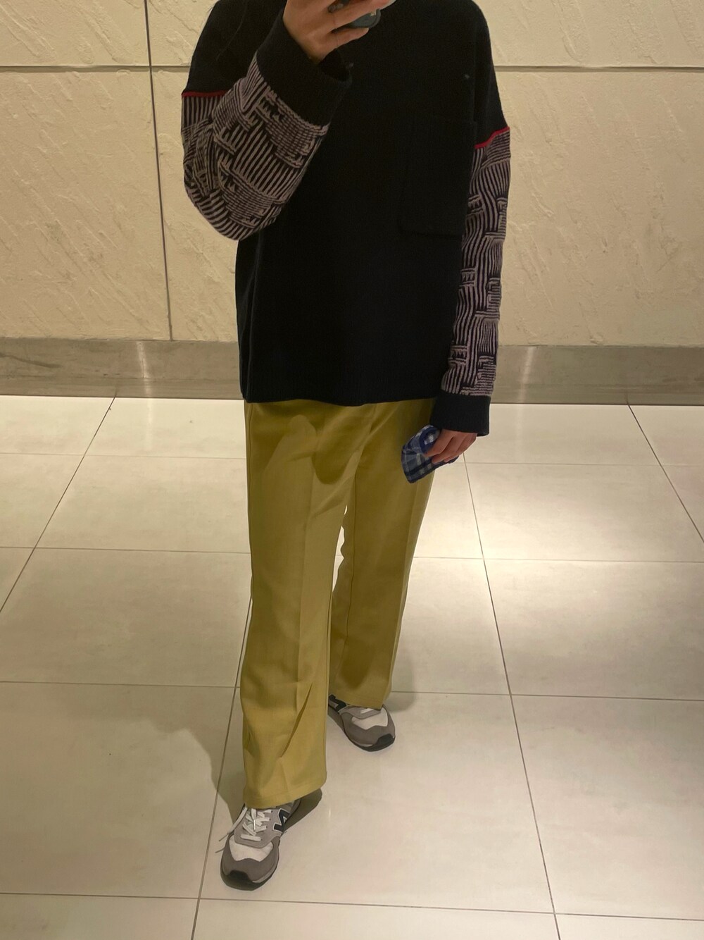 「春コーデ、ニット、イエローコーデ、カラーパンツ、ポールスミス、Paul Smith、スニーカーコーデ、低身長、低身長コーデ」｜「BONLECILLのリネンライクセンター プレスフレアスラックス（スラックス、ブルー系）」を使った、しまさん（レディース・154cm）の冬コーディネートの1枚目の写真