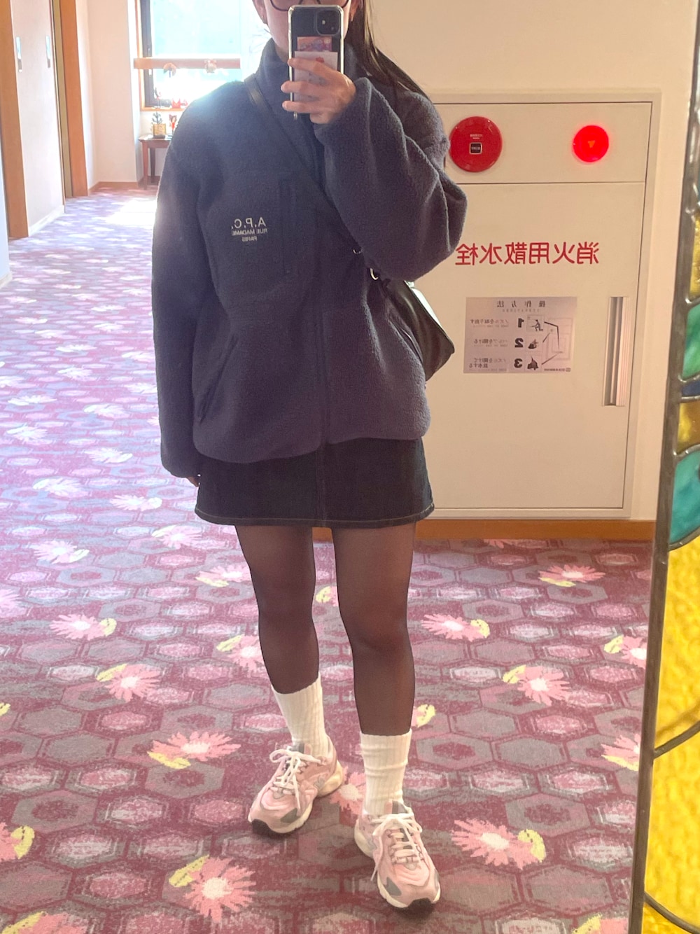 「真冬のあったかスタイル、フリース、ボアジャケット、シンプルスタイル、ミニスカート、デニムスカート、ニューバランス、New Balance、スニーカーコーデ、低身長、低身長コーデ」｜「A.P.C.のPOLAIRE EPAIS/フリースブルゾン（その他アウター、ブルー系）」を使った、しまさん（レディース・154cm）の冬コーディネートの1枚目の写真