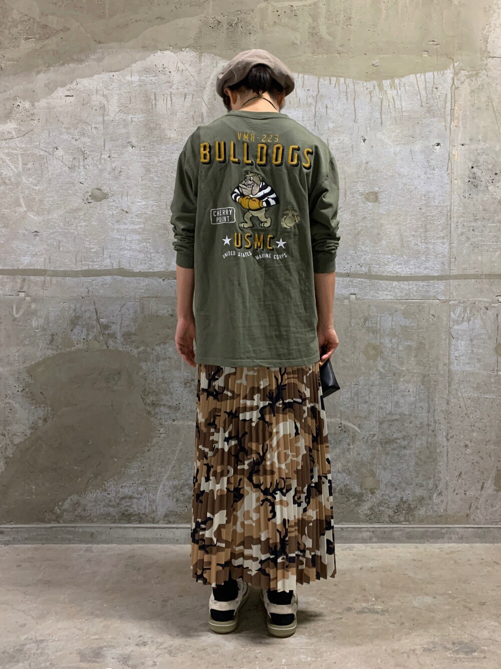 「スカート、AVIREX、オーバーサイズ、休日コーデ、ootd、ゆるコーデ、オトナカジュアル、AVIREXBelle、相互フォロー、ファッションの力を信じよう」｜「AVIREXのBULLDOG LONG SLEEVE T-SHIRT / ブルドッグ 長袖 Tシャツ / AVIREX / アヴィレックス（Tシャツ/カットソー、グリーン系）」を使った、Risaさん（レディース・163cm）の秋コーディネートの1枚目の写真