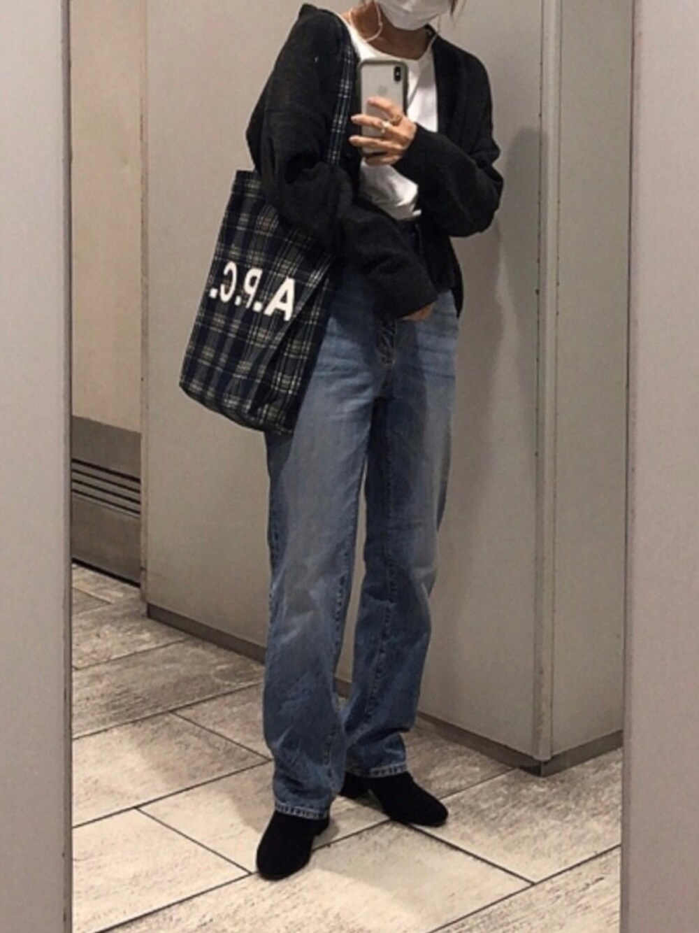 「カーディガン、トートバッグ、UNIQLO、A.P.C.、チェック柄、GU、低身長、秋コーデ、ハイウエストストレートジーンズ、スフレヤーンVネックショートカーディガン、アーペーセー」｜「GUのアイテム（デニムパンツ、ブルー系）」を使った、しおりさん（レディース・153cm）の秋コーディネートの1枚目の写真