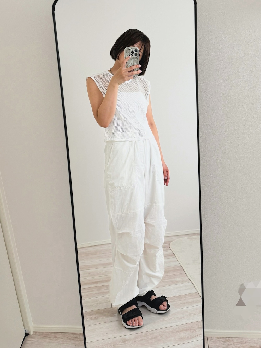 「ホワイトコーデ、ホワイトパンツ、カーゴパンツ、メッシュトップス、レイヤードスタイル、夏コーデ、さらっと晴れやかスナップ、おしゃ見えテクニック、プチプラ、GUコーデ、スポーツミックス」｜「NIKEのナイキ キャニオン ウィメンズサンダル / スニーカーサンダル / WMNS NIKE CANYON SANDAL（サンダル、ブラック系）」を使った、megumiさん（骨格ストレート・レディース・170cm）の夏コーディネートの1枚目の写真