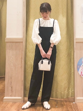 「earth music&ecology（アースミュージックアンドエコロジー）のアイテム（サロペット/オーバーオール、ブラック系）」を使った、Ayanaさん（レディース・156cm）の春コーディネート