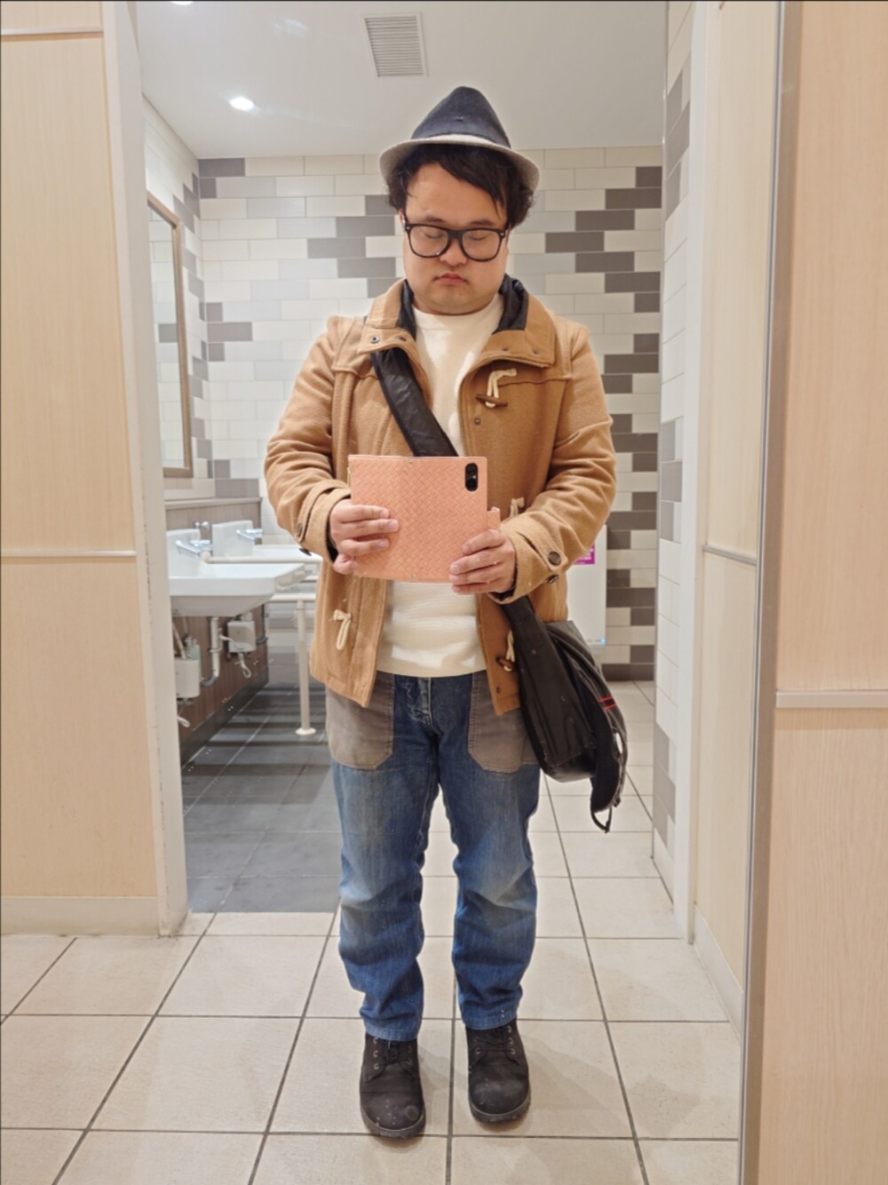 「メンズファッション、お出かけコーデ、メガネ男子、ニット、ダッフルコート、デニムパンツ、休日スタイル、ハット、冬コーデ、おしゃれさんと繋がりたい、服好きな人と繋がりたい、ファッションの力を信じよう」｜「pocket parkのアイテム（ダッフルコート、ベージュ系）」を使った、☆HONEY☆さん（メンズ・157cm）の冬コーディネートの1枚目の写真