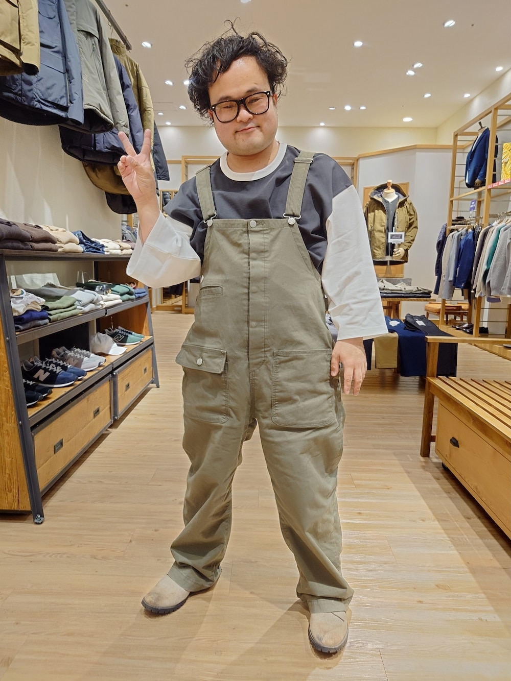 サロペット/オーバーオール（グリーン系）を使った「春服」のメンズ