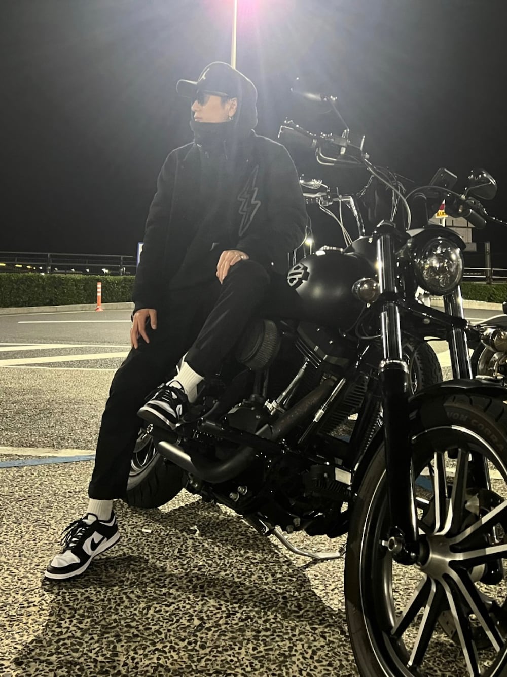 「ストリート、ストリート系、ブラックコーデ、アメカジ、スタジャン、carhartt、シンプルコーデ、休日スタイル、春のおしゃ見えテクニック、dunk、NIKE、AIR JORDAN、バイク、バイクスタイル、バイカースタイル」｜「BLACK PARADEのアイテム（スタジャン、ブラック系）」を使った、KNTさん（メンズ・270cm）の春コーディネートの1枚目の写真