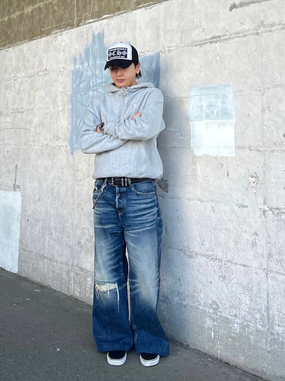 「最近のいい感じコーデ、ワイドパンツ、アメカジ、Champion、Diesel、VANS、スリッポン、デニムパンツ、パーカー グレー、パーカー、クロムハーツ、Chrome Hearts、プルオーバー、ストリートカジュアル、春服コーデ」｜「CHROME HEARTSのアイテム（キャップ、ブラック系）」を使った、KNTさん（メンズ・270cm）の春コーディネートの1枚目の写真