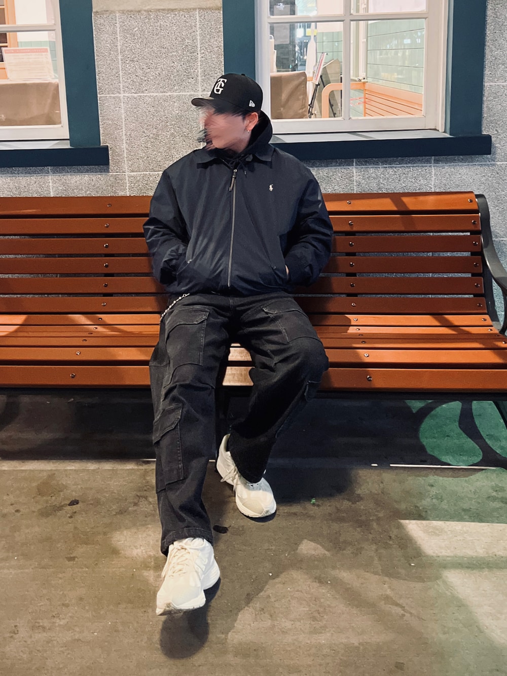 「大人コーデ、Polo Ralph Lauren、BEAMS、Ralph Lauren、NEW ERA、New Balance、ニューバランス、キャップ、カーゴパンツ、ストリートカジュアル、ストリート、カジュアルスタイル、大人カジュアル、ウィンドブレーカー、カジュアル」｜「POLO RALPH LAURENのパッカブル ウィンドブレーカー（その他アウター、ブルー系）」を使った、KNTさん（メンズ・270cm）の冬コーディネートの1枚目の写真
