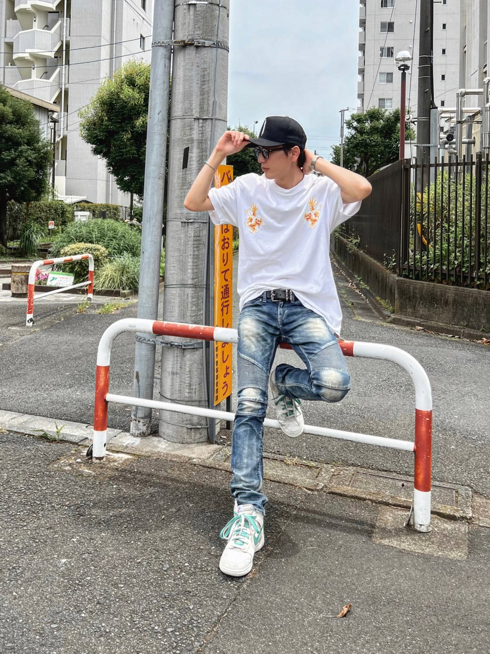 「カジュアルコーデ、ストリート、ストリート系、キャップ、クロムハーツ、Chrome Hearts、デニムパンツ、NIKE、dunk、ナイキ、夏コーデ、休日スタイル、刺繍、白Tシャツ、スニーカー」｜「Jiedaのアイテム（Tシャツ/カットソー、ホワイト系）」を使った、KNTさん（メンズ・270cm）の夏コーディネートの1枚目の写真