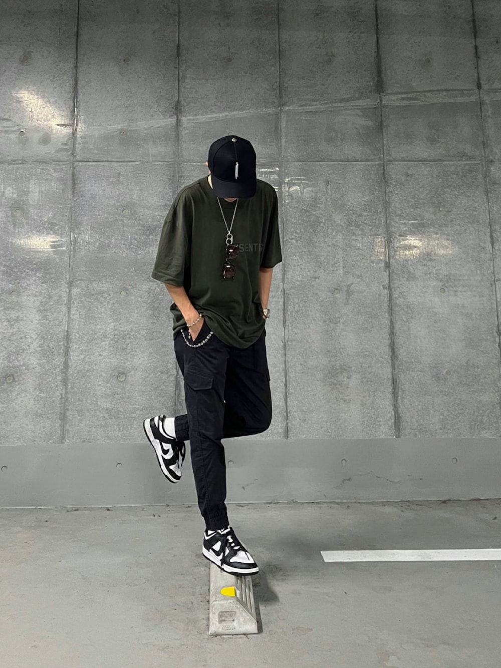「NIKE、dunk、fogEssentials、ESSENTIALS、Chrome Hearts、クロムハーツ、キャップ、ビッグT、ビッグシルエット、ストリート、ストリート系、スニーカーコーデ、オーバーサイズ、カーゴパンツ、アツいコーデ全部見せ」｜「CHROME HEARTSのアイテム（キャップ、ブラック系）」を使った、KNTさん（メンズ・270cm）の夏コーディネートの1枚目の写真