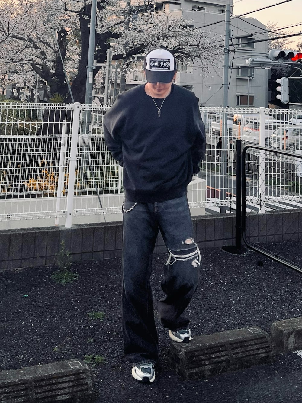 「春めき満開コーデ、シンプルスタイル、春服コーデ、Diesel、クロムハーツ、Chrome Hearts、NIKE、デニムパンツ、おでかけコーデ、カジュアルスタイル、メッシュキャップ、キャップ、スウェット、v2krun、ストリートカジュアル」｜「CHROME HEARTSのアイテム（キャップ、ブラック系）」を使った、KNTさん（メンズ・270cm）の春コーディネートの1枚目の写真
