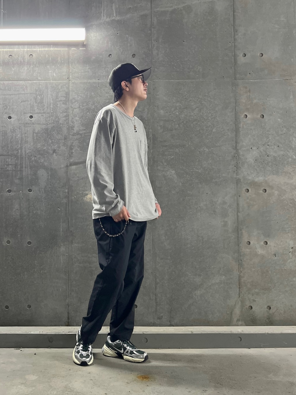 「大人カジュアル、おしゃれさんと繋がりたい、お出かけコーデ、オトナカジュアル、カジュアルコーデ、休日コーデ、THE NORTH FACE、THE NORTH FACE PURPLE LABEL、NIKE、v2krun、v2k、クロムハーツ、Chrome Hearts、スラックス、NEW ERA」｜「THE NORTH FACE PURPLE LABELのアイテム（Tシャツ/カットソー、グレー系）」を使った、KNTさん（メンズ・270cm）の冬コーディネートの1枚目の写真
