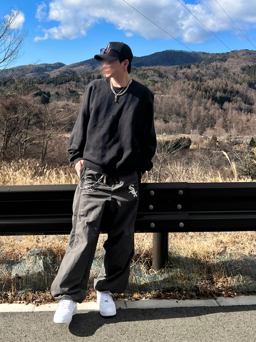 「淡色コーデ、大人カジュアル、シンプルコーデ、ストリート、NIKE、AIR FORCE 1、perushu、MLB、MLBコラボ、クロムハーツ、Chrome Hearts、スウェット、fogEssentials、ESSENTIALS、カジュアル」｜「NIKEのNIKE AIR FORCE 1 '07 / ナイキ エア フォース 1 '07 【SP】（スニーカー、ホワイト系）」を使った、KNTさん（メンズ・270cm）の冬コーディネートの1枚目の写真