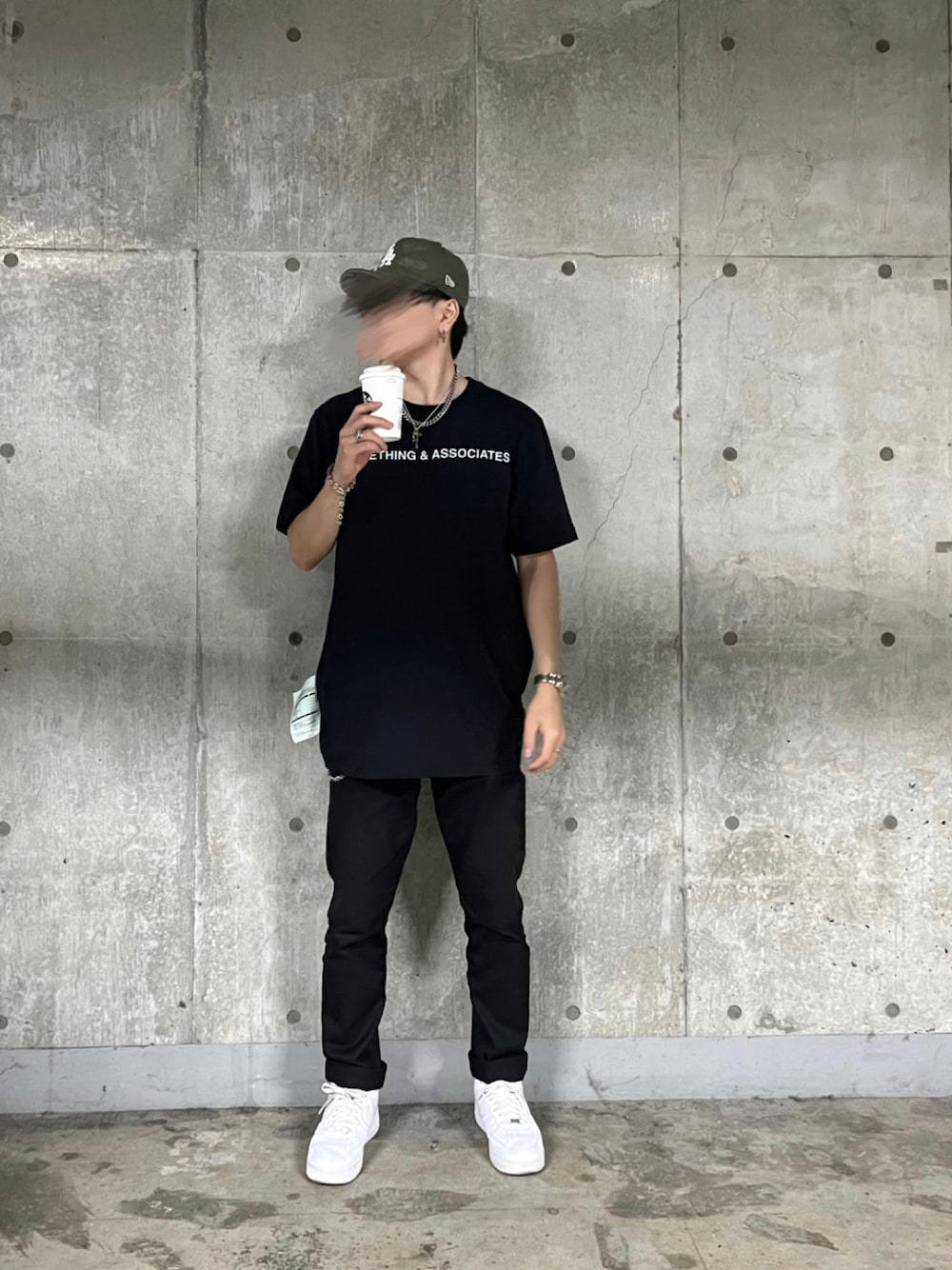 「テーマパークコーデ、オトナカジュアル、夏コーデ、夏だ！Tシャツ着よう！、ストリート、off white、Chrome Hearts、オフホワイト、クロムハーツ、エアフォースワン、ブラック、ニューエラ、NEW ERA、キャップ、夏」｜「black paradeのアイテム（その他パンツ、ブラック系）」を使った、KNTさん（メンズ・270cm）の夏コーディネートの1枚目の写真