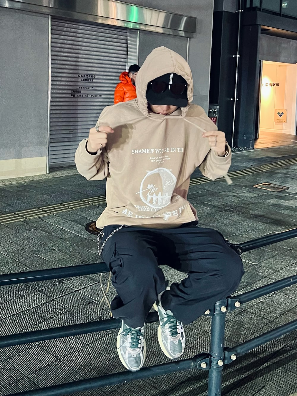 「キャップ、パーカー、オーバーサイズ、ストリート、ストリート系、NIKE、カーゴパンツ、メンズコーデ、v2k、v2krun、クロムハーツ、Chrome Hearts、冬、プチプラ、ベージュ」｜「NIKEのナイキ スポーツウェア ウィメンズ ミッドライズ カーゴ パンツ / Nike Sportswear Women's Mid-Rise Cargo Pants FV7521-010 Black（カーゴパンツ、ブラック系）」を使った、KNTさん（メンズ・270cm）の冬コーディネートの1枚目の写真
