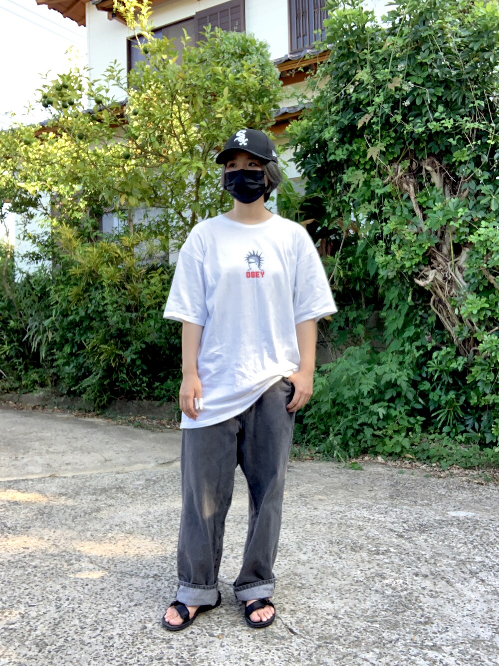 「ゆるコーデ、ストリート、ボーイッシュ、白Tシャツ、デニムパンツ、キャップ、NEW ERA、ビッグシルエット」｜「NEW ERAのニューエラ キャップ LP 59FIFTY MLB オンフィールド NEW ERA（キャップ、ブラック系）」を使った、トミイさん（レディース・161cm）の秋コーディネートの1枚目の写真