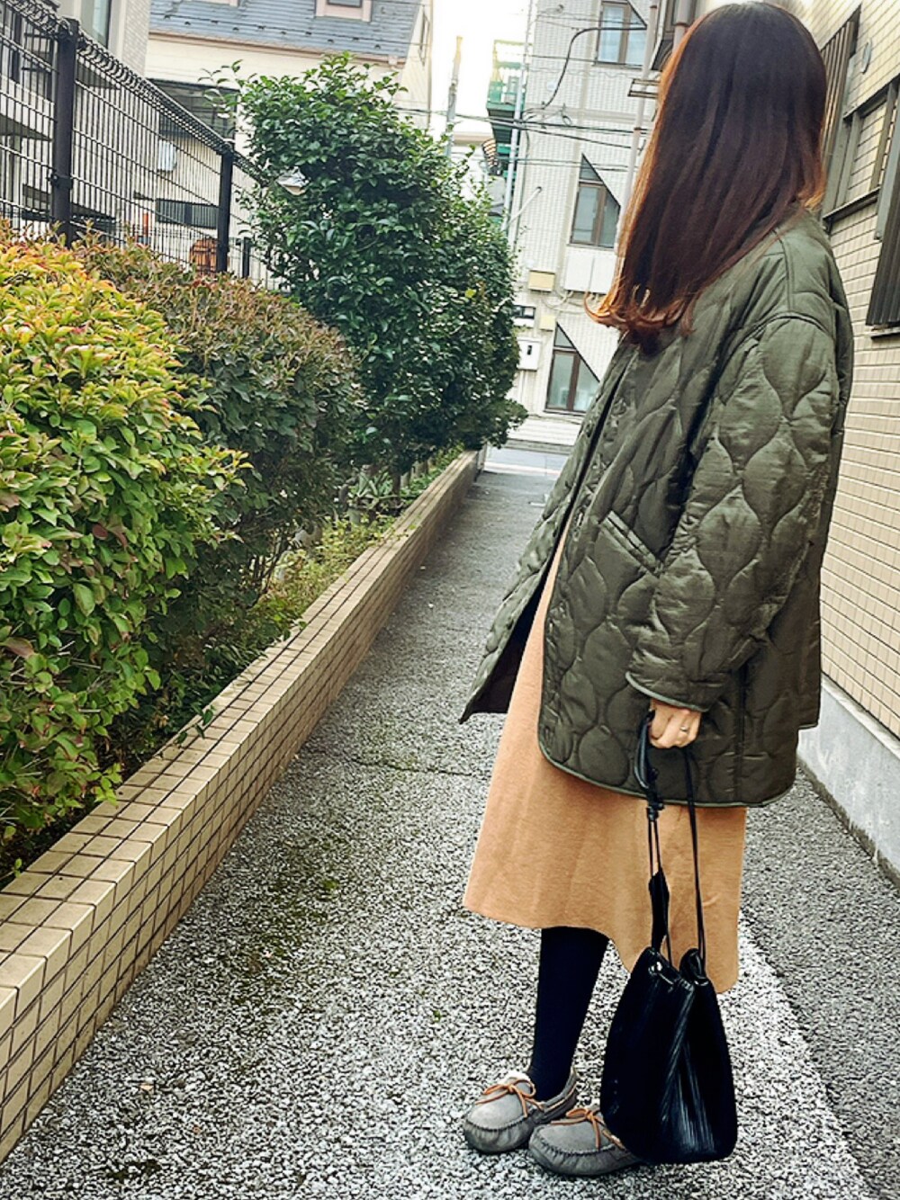 「カジュアル、冬コーデ、オトナ女子、ゆるコーデ、低身長、ボリューム袖、キルティング、カーキアウター、ootd、アグ」｜「FREAK'S STOREの▽【WEB限定】M65キルトライナー(キルティングコート)（ナイロンジャケット、グリーン系）」を使った、ことも★さん（レディース・156cm）の秋コーディネートの1枚目の写真