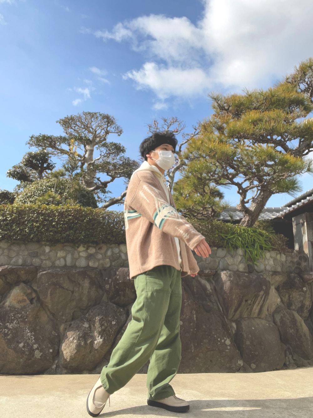 「カーディガン、ストリートMIX、低身長コーデ」｜「RAGEBLUEのベルテッドベーカーパンツ/785803（その他パンツ、グリーン系）」を使った、てつさん（メンズ・164cm）の冬コーディネートの1枚目の写真