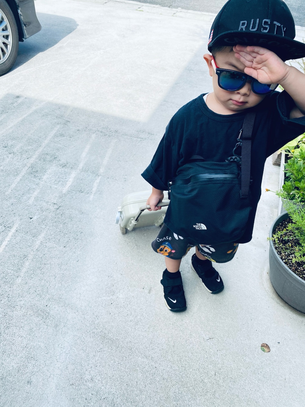 「キッズコーデ、夏、夏休み、男の子、スーツケース」｜「THE NORTH FACEのザ・ノースフェイス / ダブルピーショルダーポケット NM91654（ショルダーバッグ、ブラック系）」を使った、KANさん（キッズ・90cm）の夏コーディネートの1枚目の写真