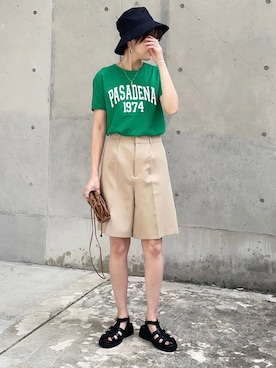 「カラーTシャツ」｜「アイテム（サンダル）」を使った、mikiteeさん（レディース・166cm）の春コーディネート