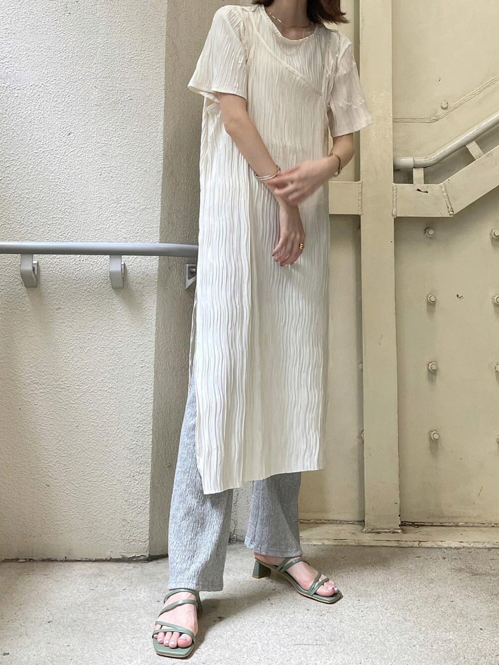 「リラックススタイル、レイヤードスタイル、オトナ女子、カジュアルコーデ、ワントーンコーデ、ロングワンピース、プチプラ、dholic、レイヤード」｜「DHOLICのアイテム（ワンピース、ホワイト系）」を使った、ナオ✌︎さん（レディース・166cm）の秋コーディネートの1枚目の写真