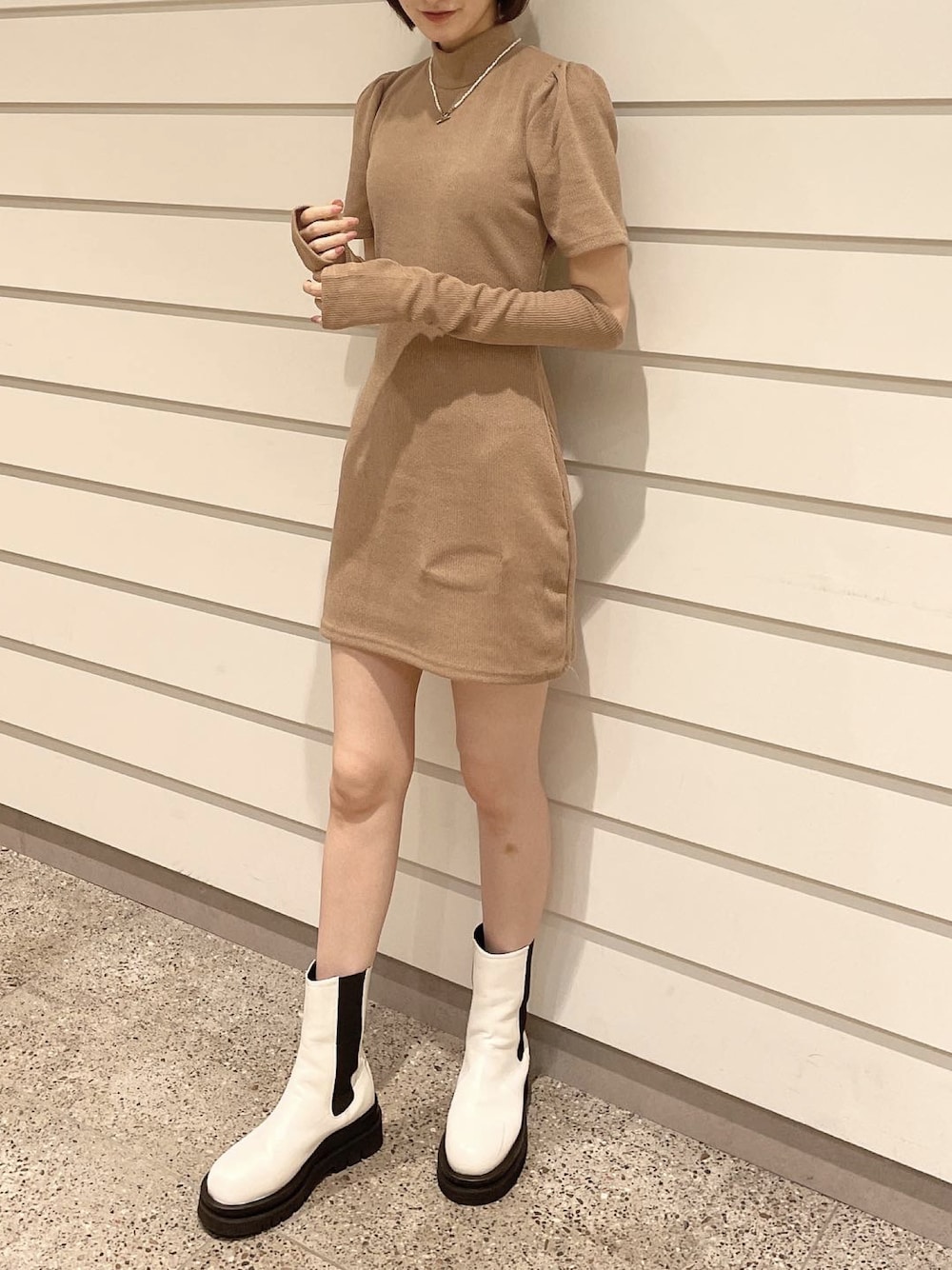「シンプルコーデ、秋服コーデ、ミニワンピ、チェルシーブーツ、アームウォーマー、ニットワンピース、dholic、淡色コーデ、タイトスカート」｜「DHOLICのアイテム（ワンピース、ベージュ系）」を使った、ナオ✌︎さん（レディース・166cm）の秋コーディネートの1枚目の写真