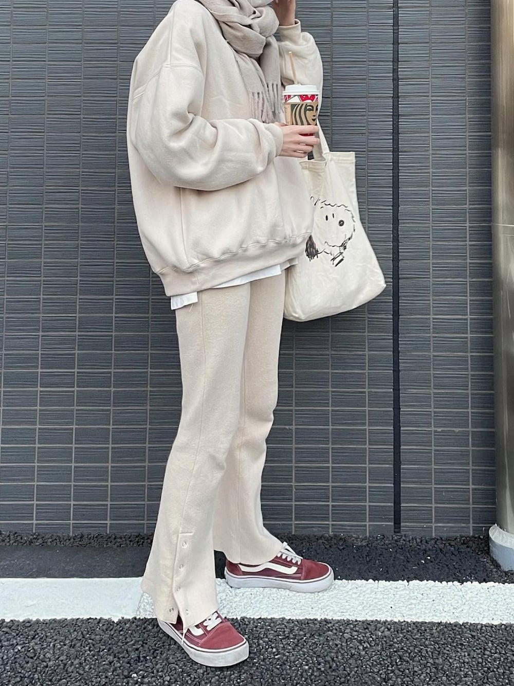 「シンプル、レイヤードスタイル、ワントーンコーデ、オーバーサイズ、フレアパンツ、大人カジュアル、休日スタイル、スニーカー、冬コーデ、淡色コーデ、高身長女子」｜「Kastaneのフライスニットパンツ（その他パンツ、ホワイト系）」を使った、ナオ✌︎さん（レディース・166cm）の秋コーディネートの1枚目の写真