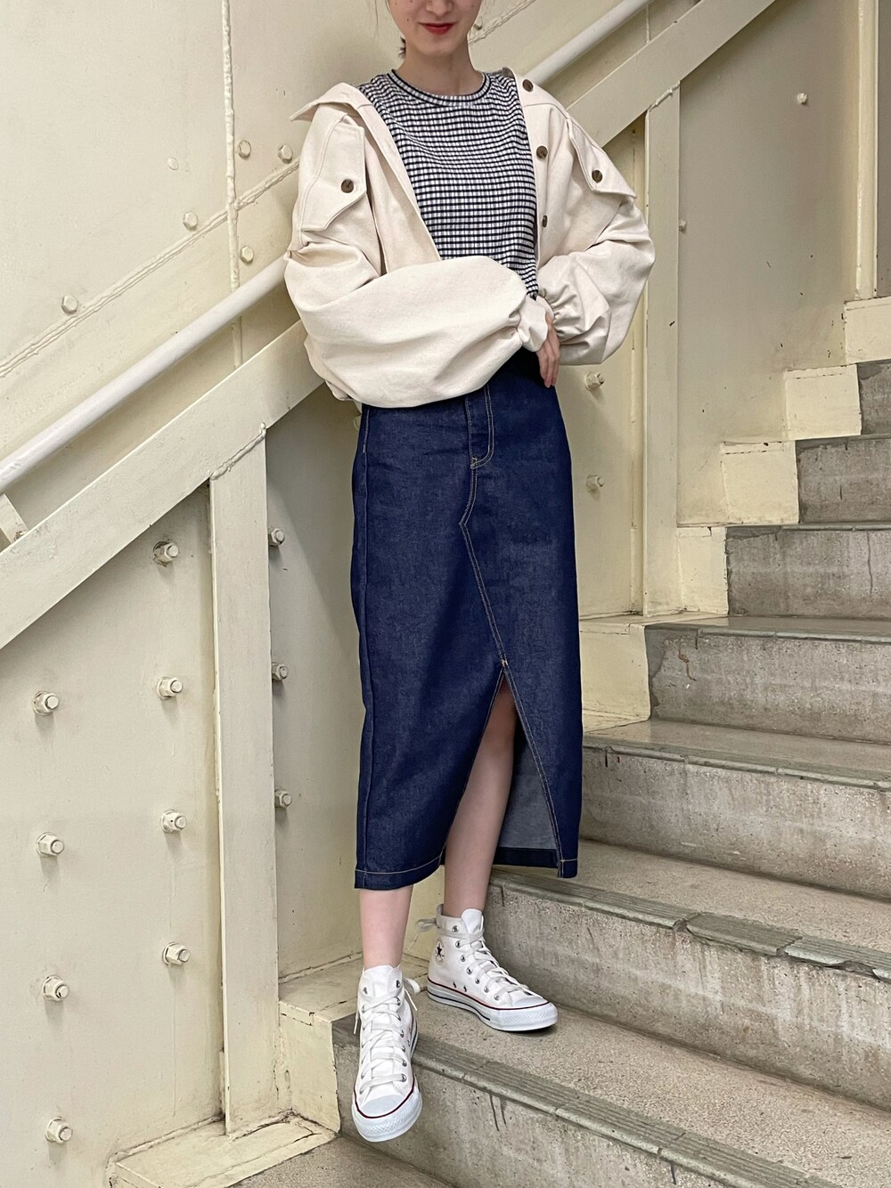 「オトナカジュアル、デニムスカート、デニム、スニーカーコーデ、スカートコーデ、ゆるコーデ、ベージュコーデ、スニーカー、converse、dholic」｜「CONVERSEのCONVERSE コンバース オール スター ハイ / ALL STAR HI (OPW) 32060183（スニーカー、ホワイト系）」を使った、ナオ✌︎さん（レディース・166cm）の秋コーディネートの1枚目の写真